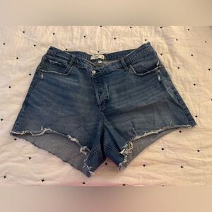 Abercrombie: Curve love, the dad short, high rise